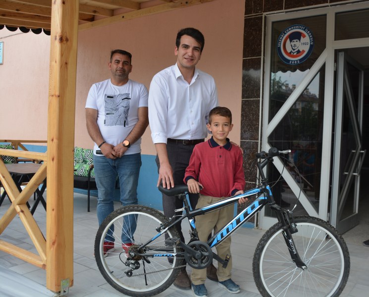 “En Çok Sen Oku Hediyeni Kap” Projesinde Öğrenci Bisikletle Ödüllendirildi